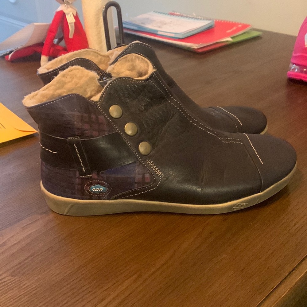 Used Cloud ankle boots color navy blue size 8.5 leather